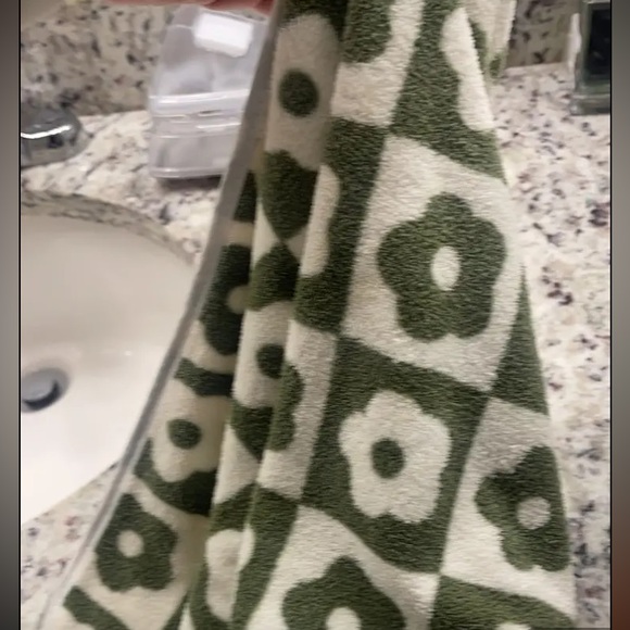 Green Flower Hand Towel - Picture 2 of 4